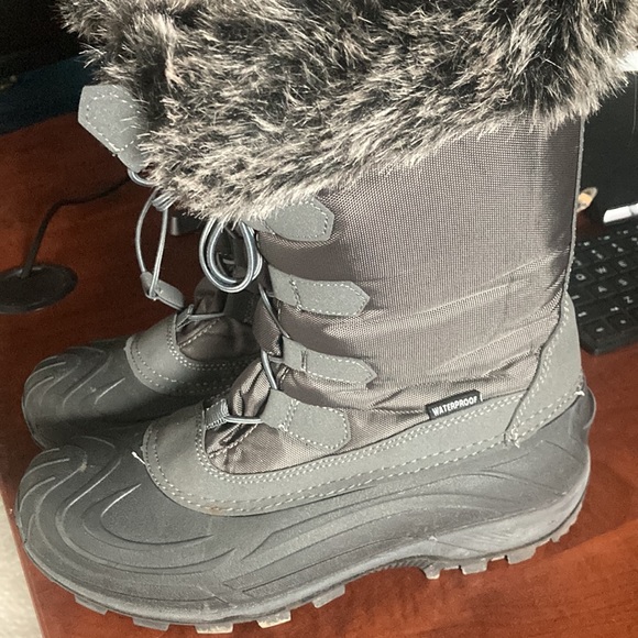 Snow boots only worn once - Picture 2 of 6